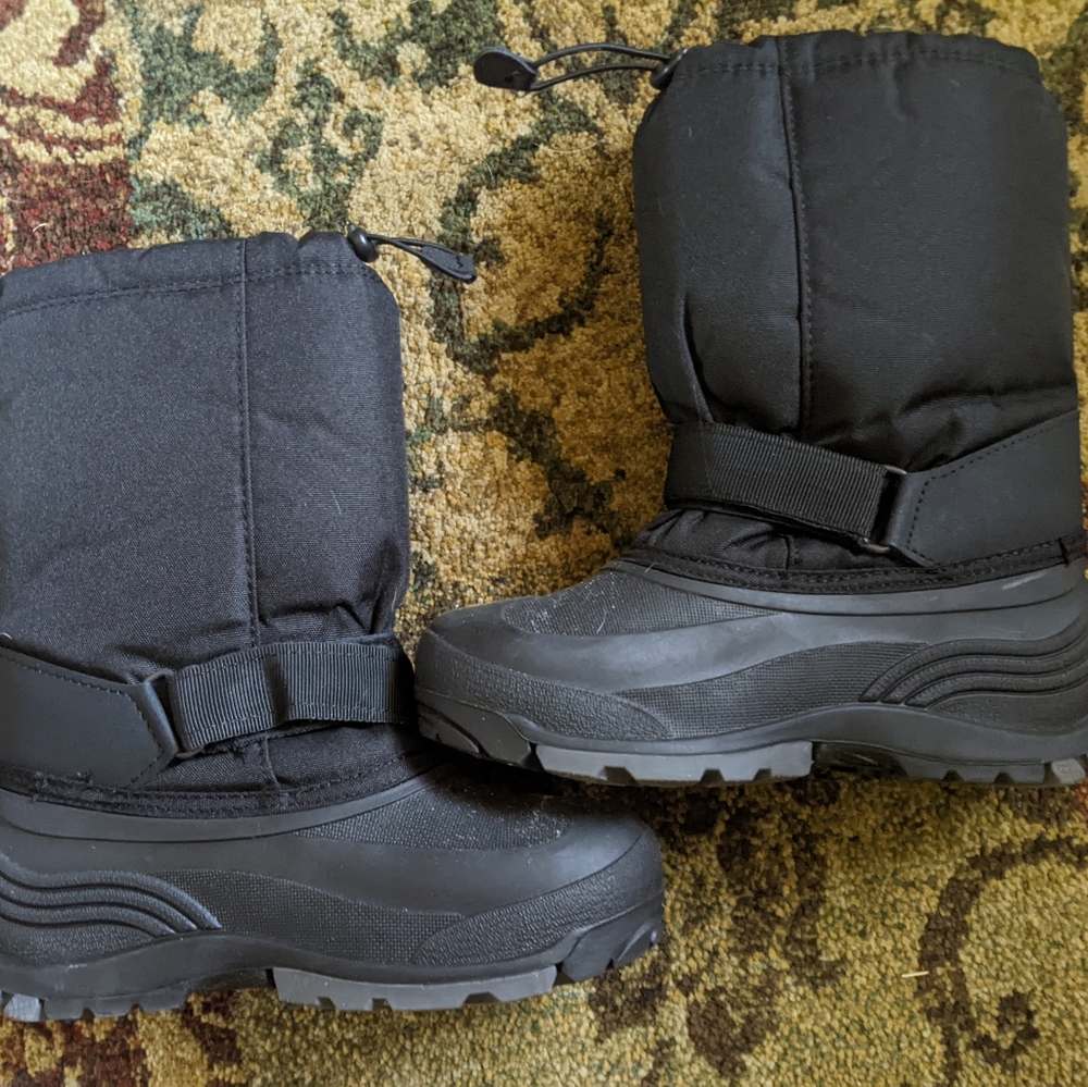 Kamik Boys size 6 snow boots
